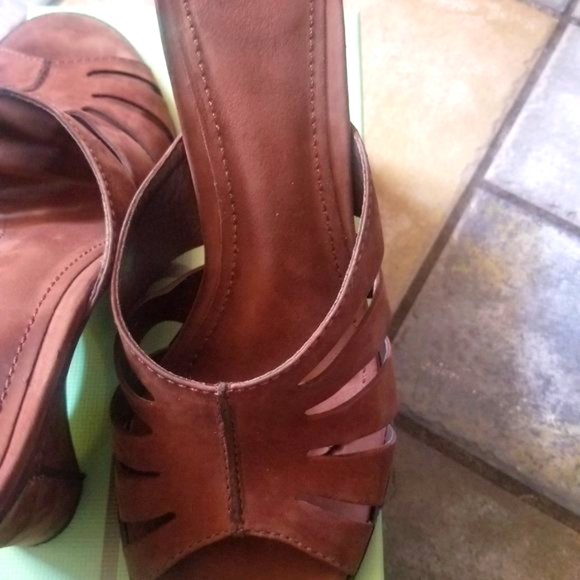 V.O.Z Rich brown suede Wedge Slide. - Picture 5 of 9